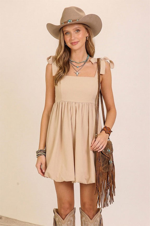 Vestido Beige Estilo Bubble Chic con Corte Moderno y Elegante