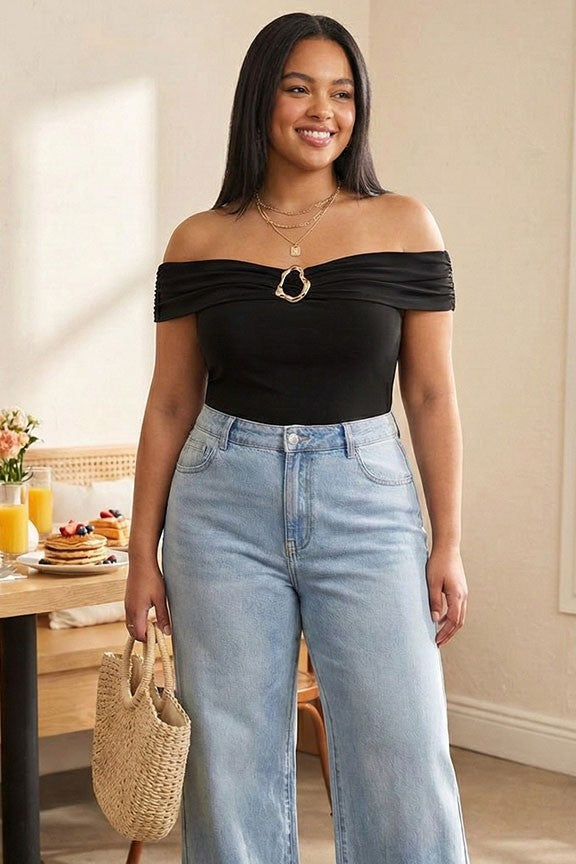 Blusa Plus Size Negra con Hombros Descubiertos y Detalle Metálico Elegante