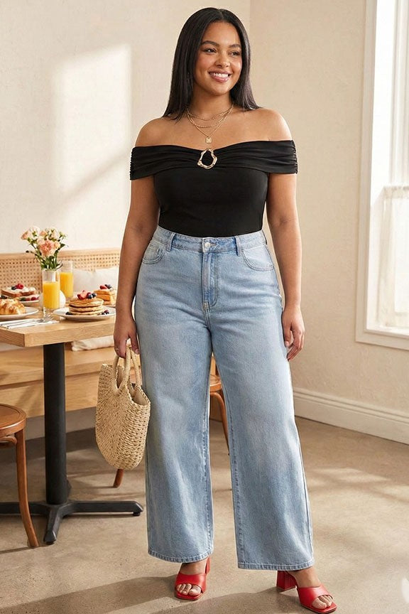 Blusa Plus Size Negra con Hombros Descubiertos y Detalle Metálico Elegante