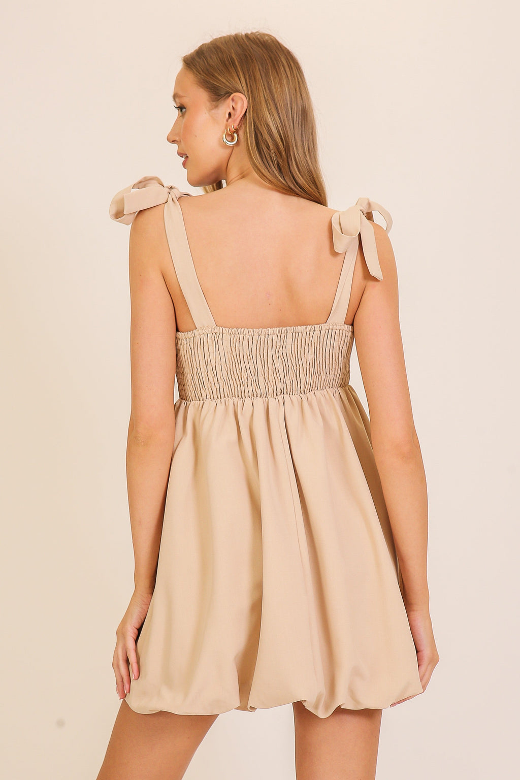 Vestido Beige Estilo Bubble Chic con Corte Moderno y Elegante