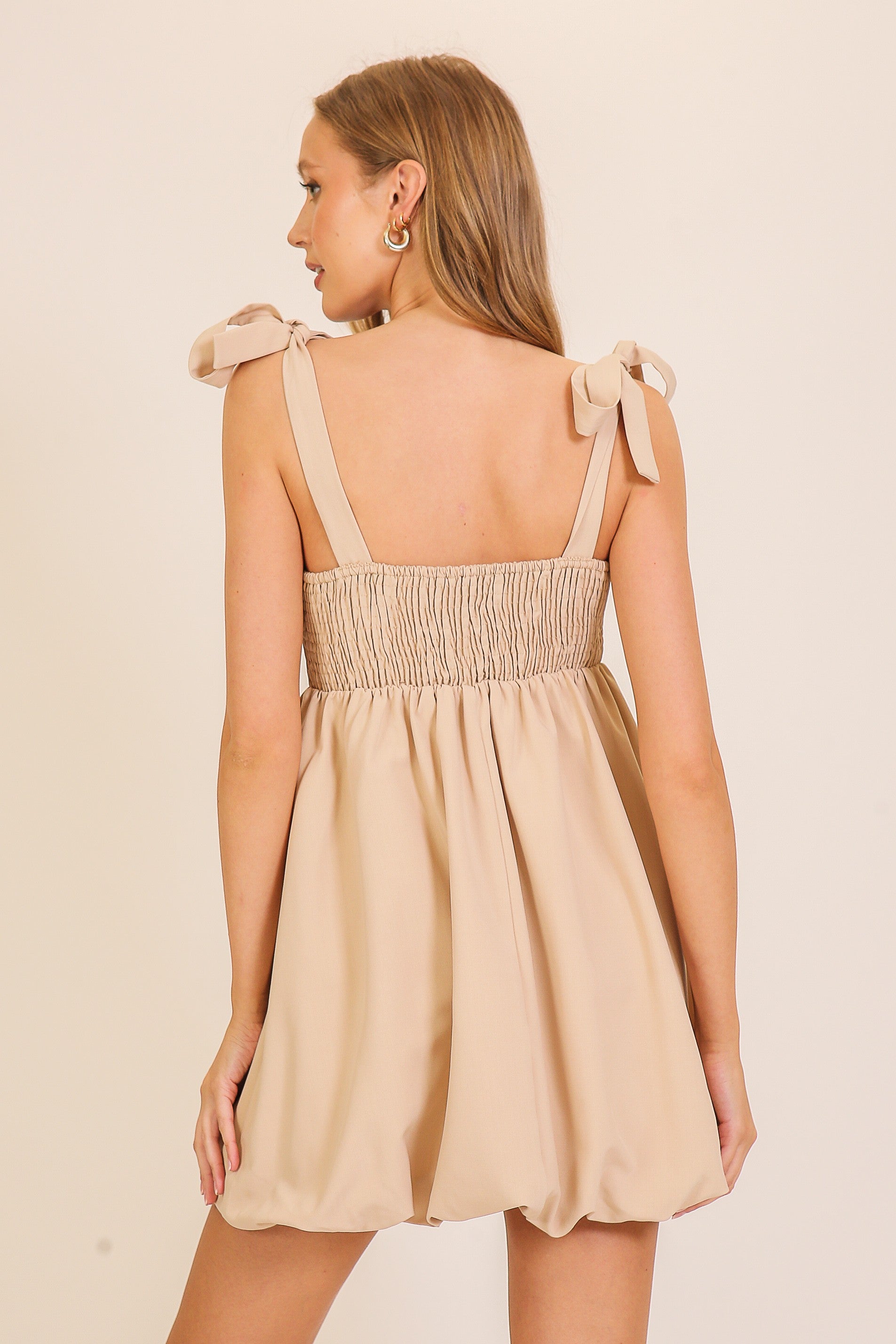 Vestido Beige Estilo Bubble Chic con Corte Moderno y Elegante