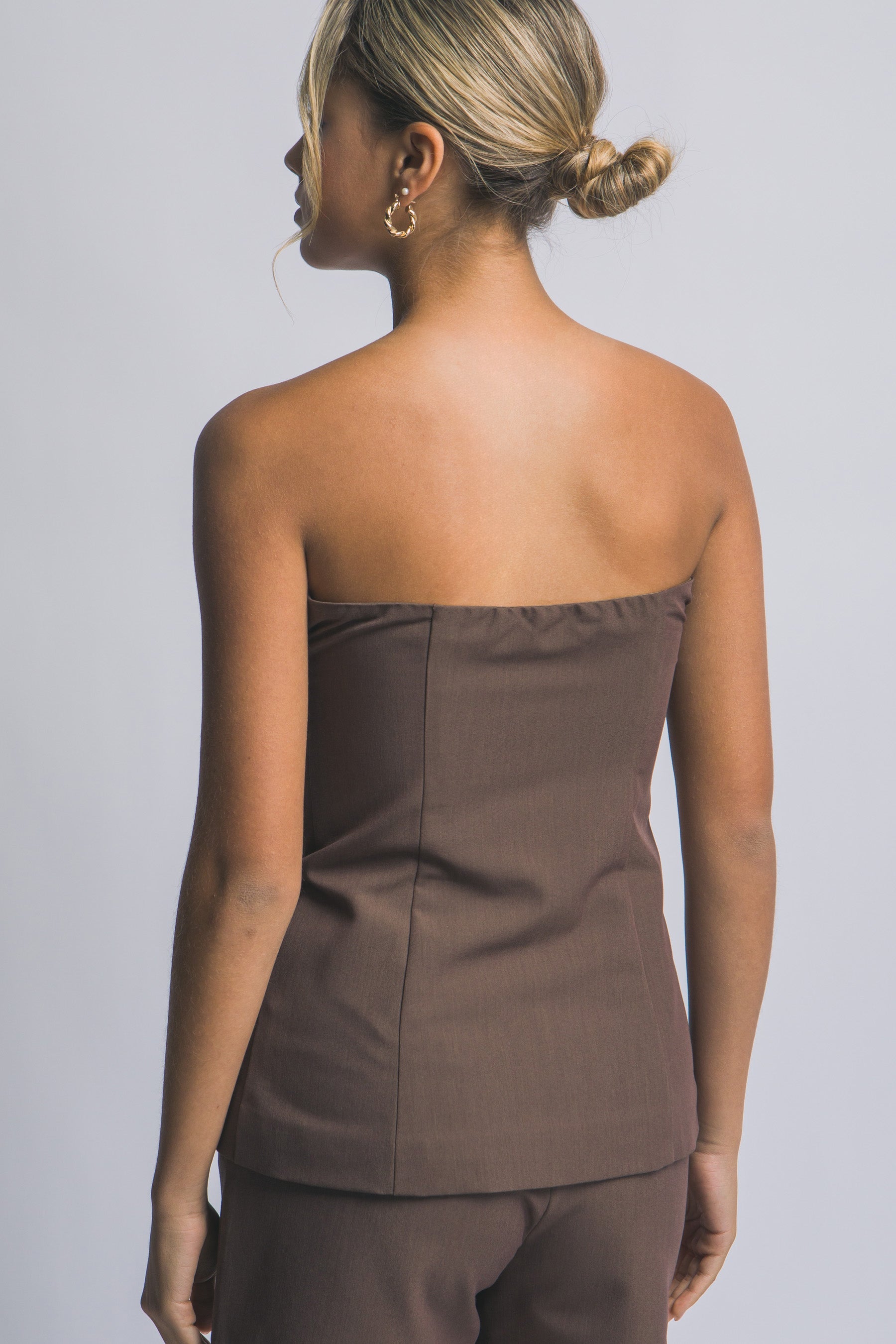 Blusa Café Sin Tirantes con Botones Dorados Elegante