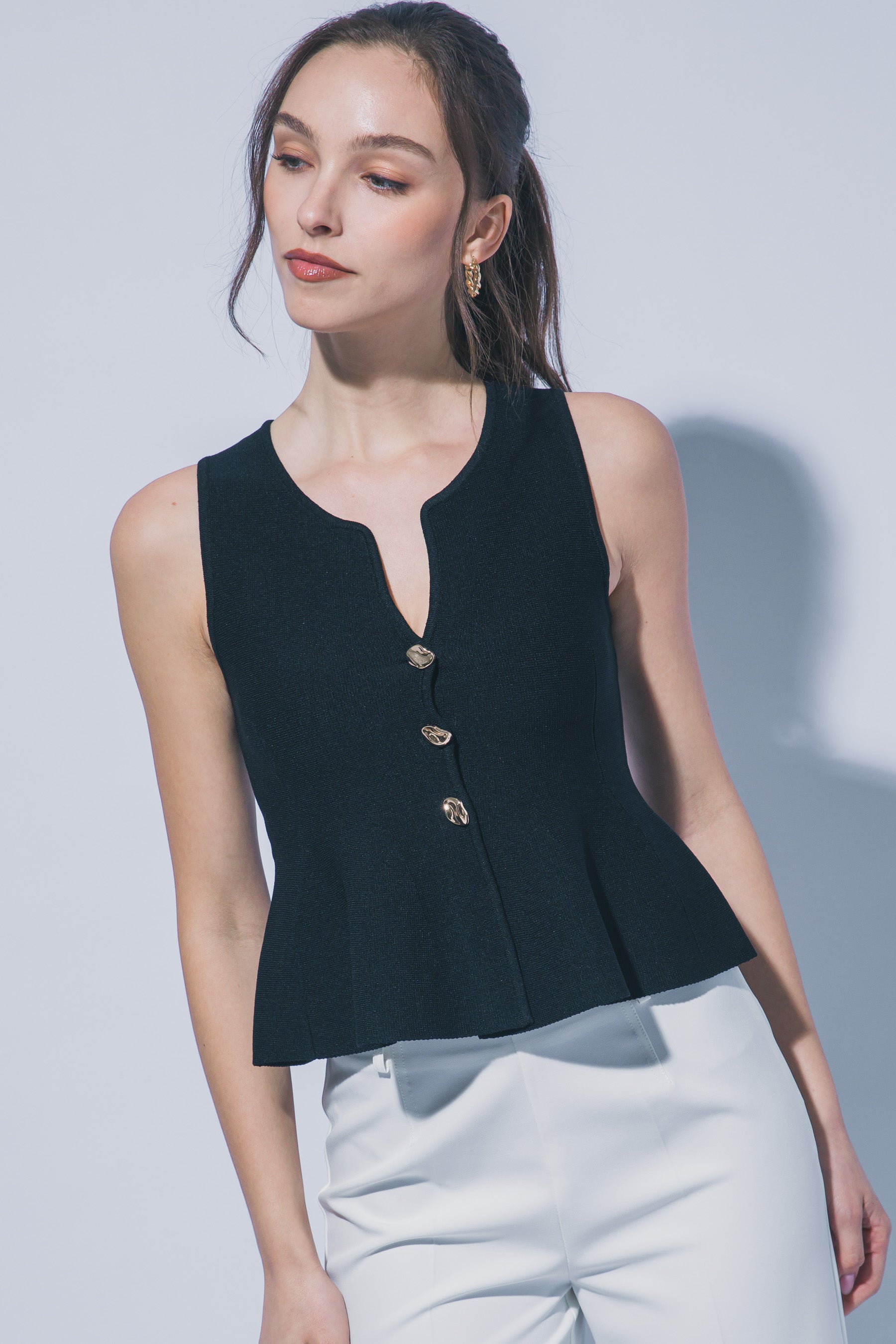 Blusa Peplum de Punto con Botones al Frente en Color Negro