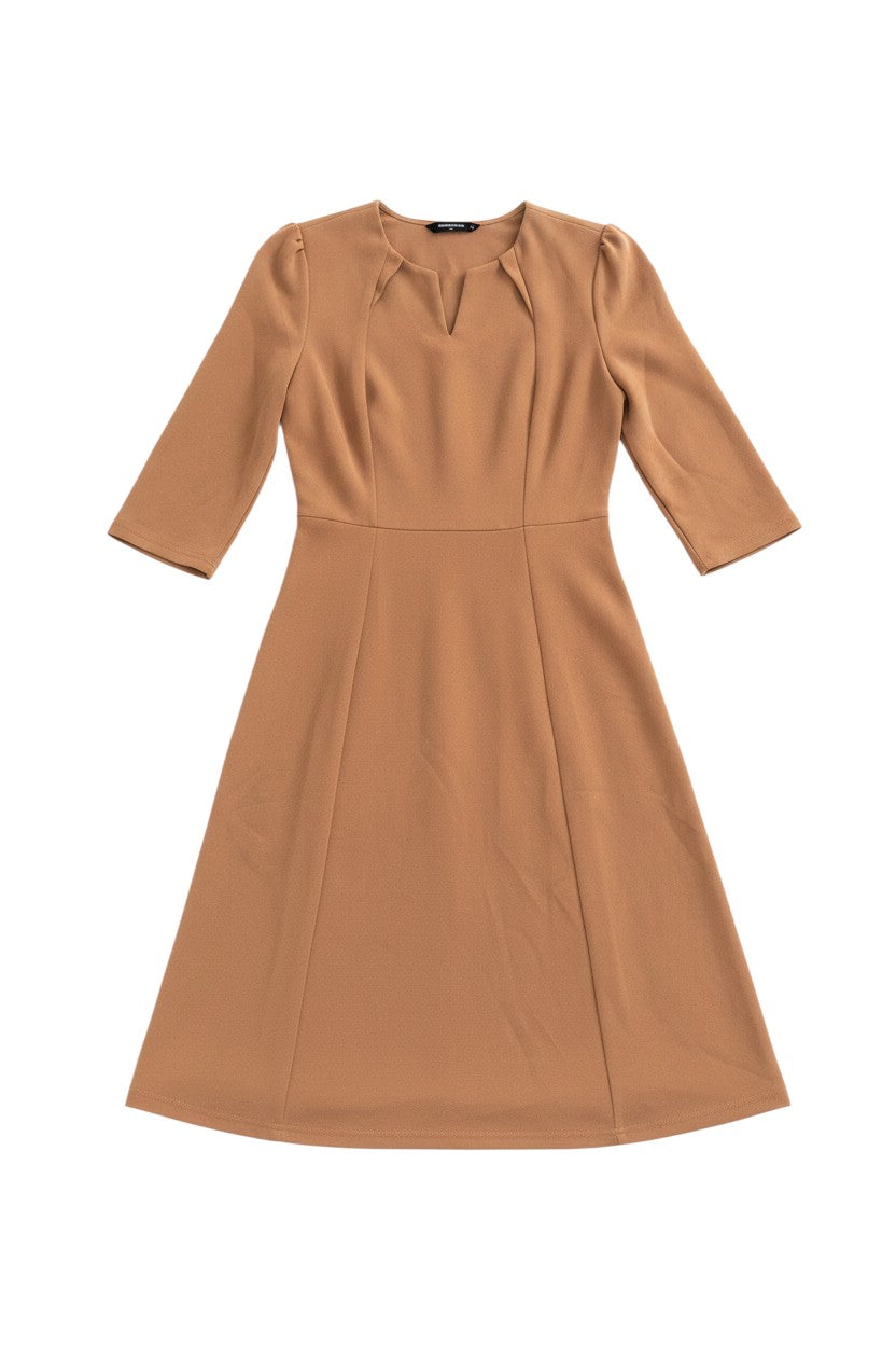 Yanet Collection Shop brown midi dress with a keyhole neckline and three-quarter sleeves in a smooth tailored fabric.